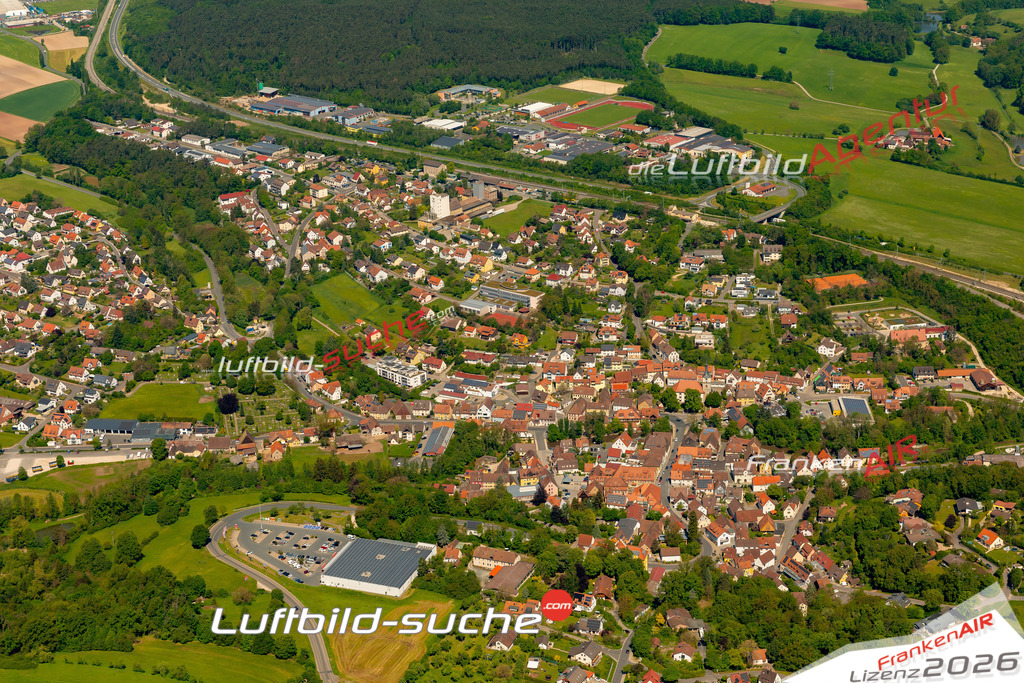 Das Luftbild zeigt :  Emskirchen - Die Luftaufnahme wurde 2024 vom UL-Flugzeug aus erstellt ( keine Drohne ) - Hochauflösende Luftaufnahme - Für grossformatige Ausdrucke geeignet. Die Geschenkidee !Mit Lizenz und Bildrechte bestellbar