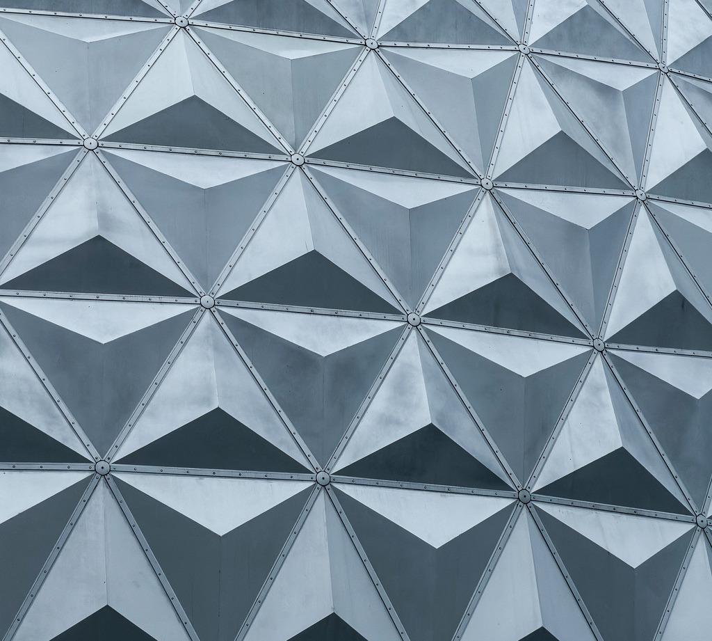 Geometrische Futurismus-Struktur | Abstrakte Architektur Fotokunst | Urbane Dreidimensionalität und futuristisches Design. Diese hochaufgelöste Architektur-Fotografie fängt die faszinierenden, silbernen Dreiecks-Paneele einer geodätischen Kuppelkonstruktion ein. Das präzise Zusammenspiel aus Licht, Schatten und metallischer Textur erzeugt eine beeindruckende Tiefe. Als großformatiges Wandbild (besonders ausdrucksstark und echt auf mattem Alu-Dibond) bringt dieses minimalistische Kunstwerk moderne Eleganz in dein Wohnzimmer, Loft oder Büro. - Realisiert mit Pictrs.com
