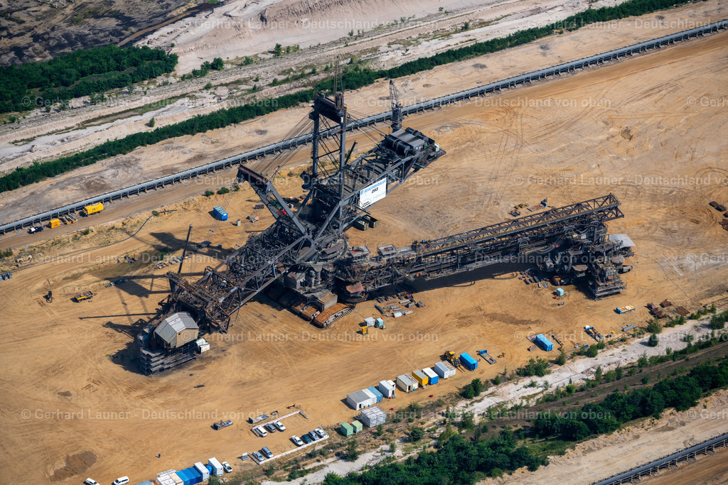 4048914 | Der Braunkohle Tagebau Hambach ist der größte von der RWE Power AG betriebene Tagebau im Rheinischen Braunkohlerevier und die größte Braunkohlegrube Europas. Er betrifft die Gemeinden Niederzier, Kreis Düren, und Elsdorf, Rhein-Erft-Kreis