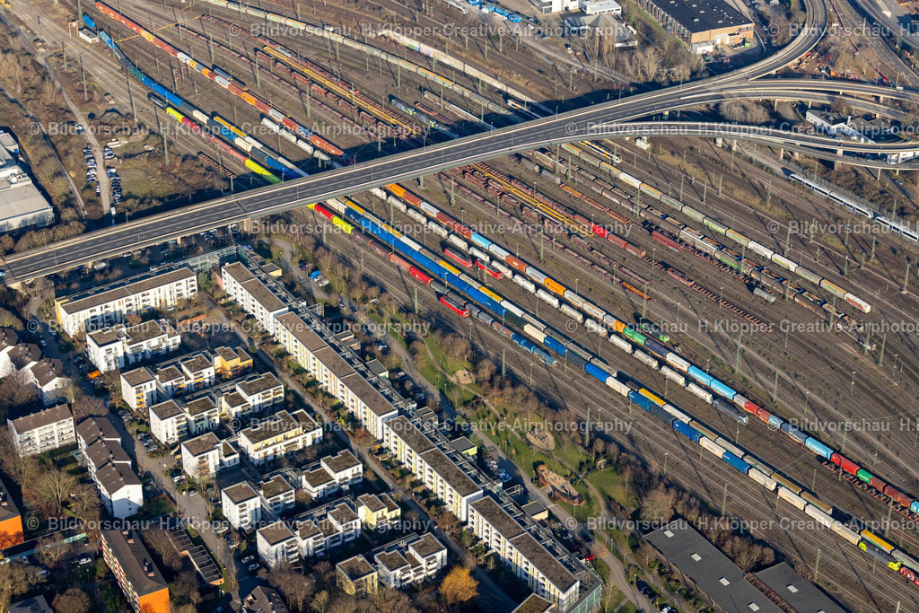 Luftbild Neuss-9004 | Luftbildfotografie Schienen- und Gleisstrecken auf den Abstellgleisen und Rangierstrecken des Rangierbahnhofes und Güterbahnhof an der Brücke an der Fesserstraße in Neuss im Bundesland Nordrhein-Westfalen, Deutschland - Realized with Pictrs.com