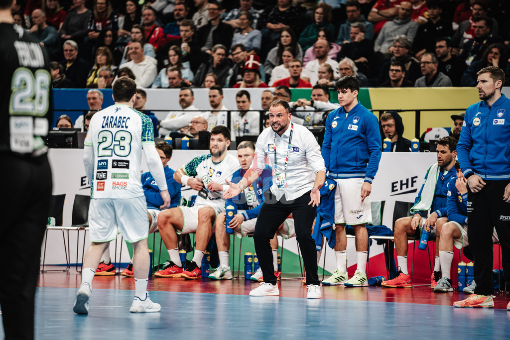 Handball | Herren | EHF EURO 2024 | European Championshop Men 2024 Final Tournament | Slowenien vs. Niederlande | 21.01.2024 | Trainer Uros Zorman (Slowenien, SLO) ärgert sich, Miha Zarabec (#23, Slowenien, SLO) probiert zu schlichten