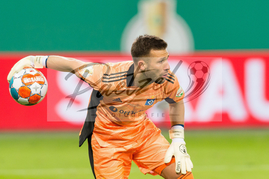 HSVSCF20220419_402 | Fussball, Herren: Torwart Daniel Heuer Fernandes (Hamburger SV) in Aktion, am Ball, Einzelaktion beim DFB-Pokal-Halbfinalspiel zwischen Hamburger SV und SC Freiburg im Volksparkstadion am 19.04.2022 in Hamburg, Deutschland.DFB / DFL REGULATIONS PROHIBIT ANY USE OF PHOTOGRAPHS AS IMAGE SEQUENCES AND/OR QUASI-VIDEO. - Realisiert mit Pictrs.com