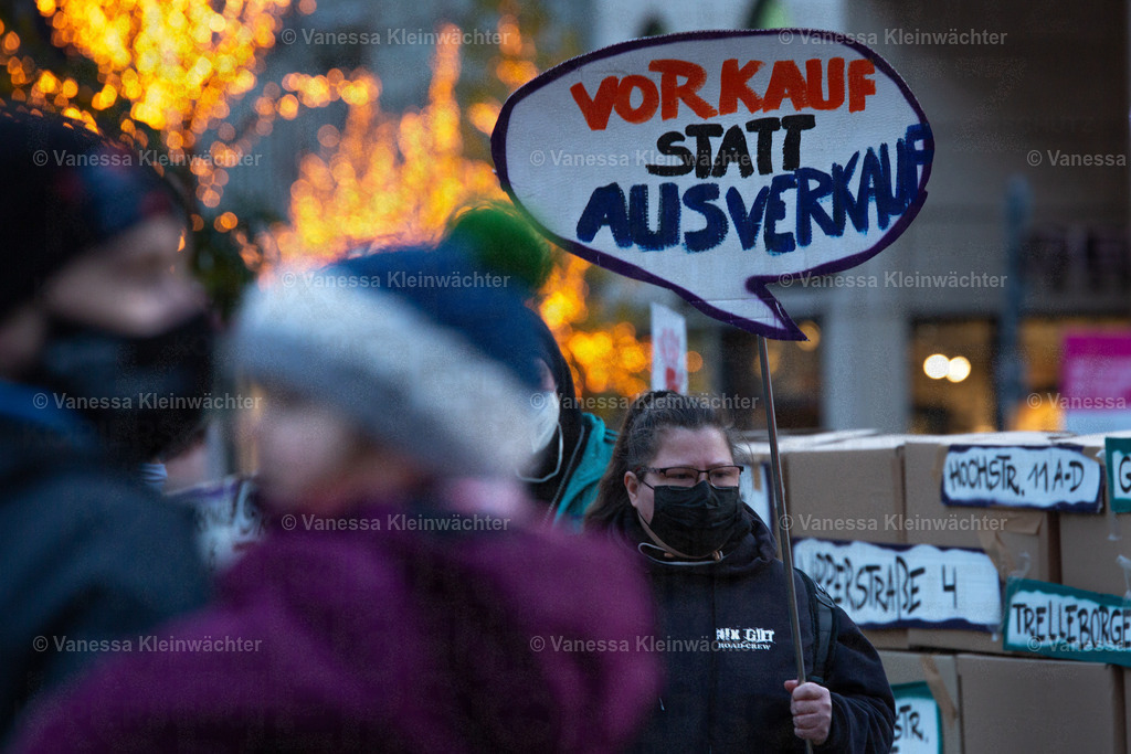 201120 StopHeimstaden MindSpace-23 | Mit Musik und einer "Wall of shame" aus Umzugskartons fordern Mieter*innen der von Heimstaden gekauften Häuser am 20.11.2020 vorm Büro des Schwedischen Immobilien-Investors die Ausübung des städtischen Vorkaufsrechts. - Realisiert mit Pictrs.com