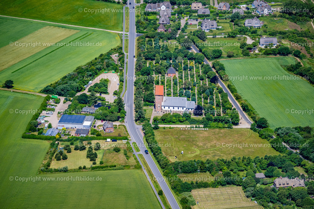 Sylt_Keitum_Kirche_St_Severin_Von_1216_Friedhof_Gartenträume_Gmbh_Co_Kg_ELS_0111210625 | SYLT 13.08.2025 Historischer Kirchen- Gebäudekomplex " St Serverin von 1216 " an der Straße Munkmarscher Chaussee in Sylt Nordsee - Insel im Bundesland Schleswig-Holstein, Deutschland. // Historic church building complex " St Serverin von 1216 " on street Munkmarscher Chaussee in Sylt North Sea Island in the state Schleswig-Holstein, Germany. Foto: Martin Elsen