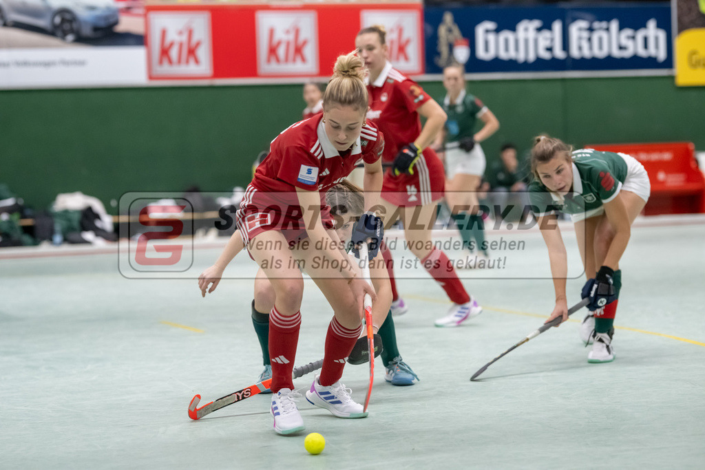 SFE_20241201_0017 | Köln, Deutschland, 01.12.2024:  Hockey 1. Bundesliga Damen Rot-Weiss Köln - HTC Uhlenhorst im KTHC Stadion Rot-Weiss Köln Tennis and Hockey Club am 01.12.2024 in Köln, Deutschland. (Foto von Stephan Fehrmann)Köln, Germany, 01.12.2024: Hockey 1. Bundesliga Damen Rot-Weiss Köln - HTC Uhlenhorst in KTHC Stadion Rot-Weiss Köln Tennis and Hockey Club at 01.12.2024 in Köln, Deutschland. (Foto from Stephan Fehrmann)