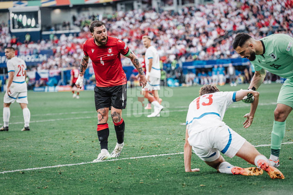 Fußball | Herren | UEFA-Fußball-Europameisterschaft 2024 | Gruppe B | Kroatien vs. Albanien | 19.06.2024 | v.l. Guram Kashia (#4, Georgien) mit Worten an Mojmir Chytil (#13, Tschechien)