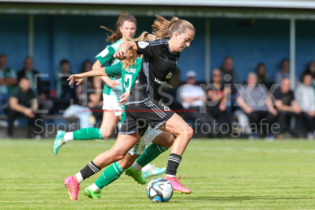 Fussball, Testspiel Frauen, Hamburger SV - SV Werder Bremen | v.li.: Victoria Schulz (Hamburger SV, 19) am Ball, Einzelbild, Ganzkörper, Aktion, Action, Spielszene