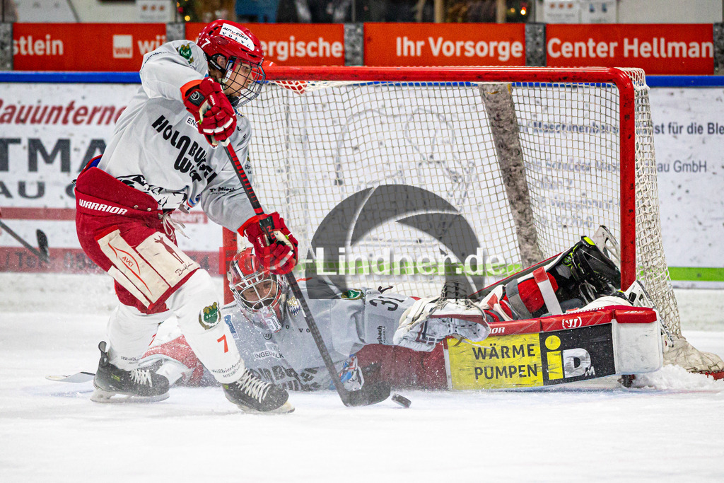 TSV Peißenberg MINERS gegen TEV Miesbach | Eishockey Bayernliga Herren Vorrunde 2024/25, TSV Peißenberg MINERS gegen TEV Miesbach, 20241201,Torwart Philip LEHR (TEVM Goalie 31) am Boden,2024-12-01 in Peißenberg (Eisstadion Peißenberg)Benedikt DIETRICH (TEVM 7), Philip LEHR (TEVM Goalie 31)Copyright: WolfgangxLindner
