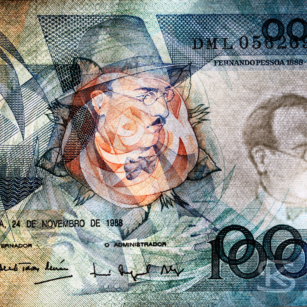 PORTUGAL - Fernando Pessoa | Dichter und Schriftsteller, 1888-1935 | Entdecken Sie "Gesichter der Währungen" – eine einzigartige Fotoserie von Stefan Kuhn, die Banknoten aus aller Welt als Kunstwerke neu interpretiert. Vorder- und Rückseite verschmelzen zu faszinierenden Kompositionen.  - Realisiert mit Pictrs.com