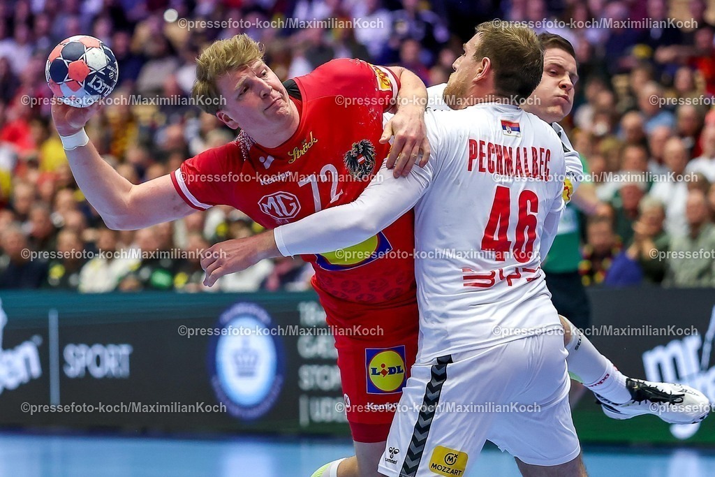 EHF19012601117 | 19.01.2026, Handball, Men's EHF EURO 2026, Österreich - Serbien, Jyske Bank Boxen in Herning, Dänemark, Preliminary Round:  Lukas Hutecek (Austria #72) im Zweikampf gegen   Dragan Pechmalbec (Serbien #46) 