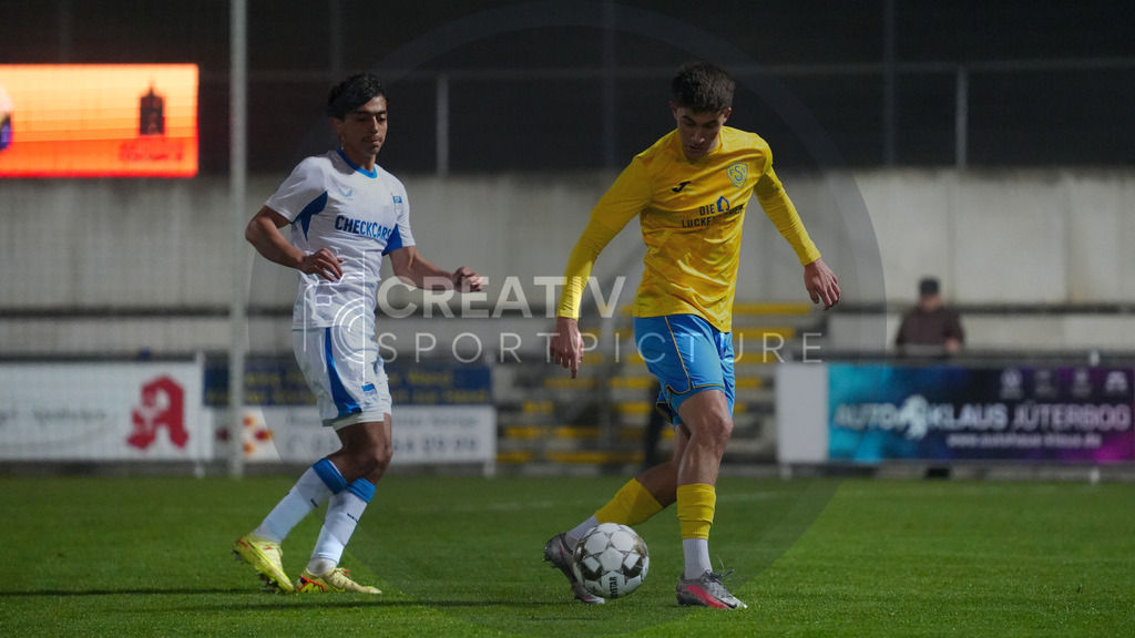 Fußball, Herren, Saison 2025/2026, Regionalliga Nordost, 15. Spieltag, FSV 63 Luckenwalde vs. Hertha BSC II, Freitag 07.11.2025, Werner-Seelenbinder-Stadion Luckenwalde, | Fußball, Herren, Saison 2025/2026, Regionalliga Nordost, 15. Spieltag, FSV 63 Luckenwalde vs. Hertha BSC II, Freitag 07.11.2025, Werner-Seelenbinder-Stadion Luckenwalde, Im Bild: Eliyas Strasner (l. Hertha) und Mike Bachmann (r. Luckenwalde) - Realisiert mit Pictrs.com