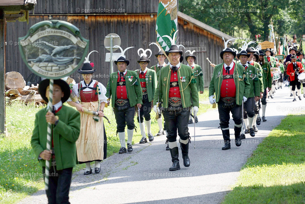 d-news-2023-Juli23-Regimentsschuetzenfest3-Steeg-UMZUG_Feld-DSC07219 | Info aus dem Bezirk Reutte/Ausserfern Tirol sowie eine umfangreiche Bilddatenbank über die gesamte Region: Lechtal, Talkessel Reutte, Tannheimertal, Zwischentoren. Lech, Plansee, Zugspitze, Grenztunnel, B179, Fernpassstraße, Verkehr, Lawinen, Tradition, - Realisiert mit Pictrs.com