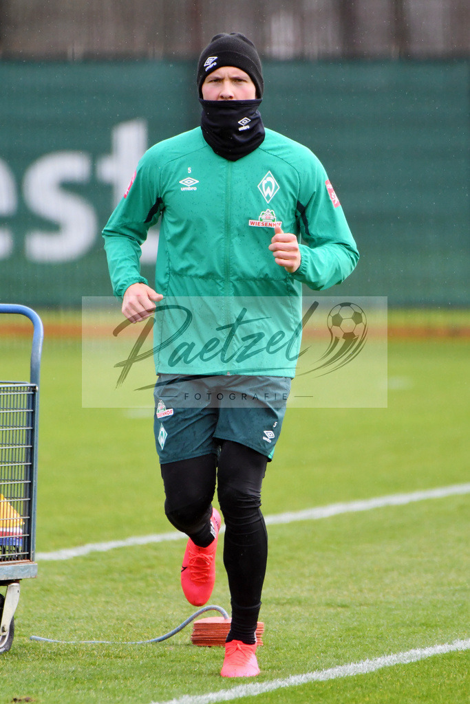 20200129_TRASVW_0055 | Fußball, Herren: Ludwig Augustinsson (SV Werder Bremen) schaut beim Training des SV Werder Bremen am 29.01.2020 im wohninvest Weserstadion in Bremen, Deutschland.(Foto von Nico Paetzel) - Realisiert mit Pictrs.com
