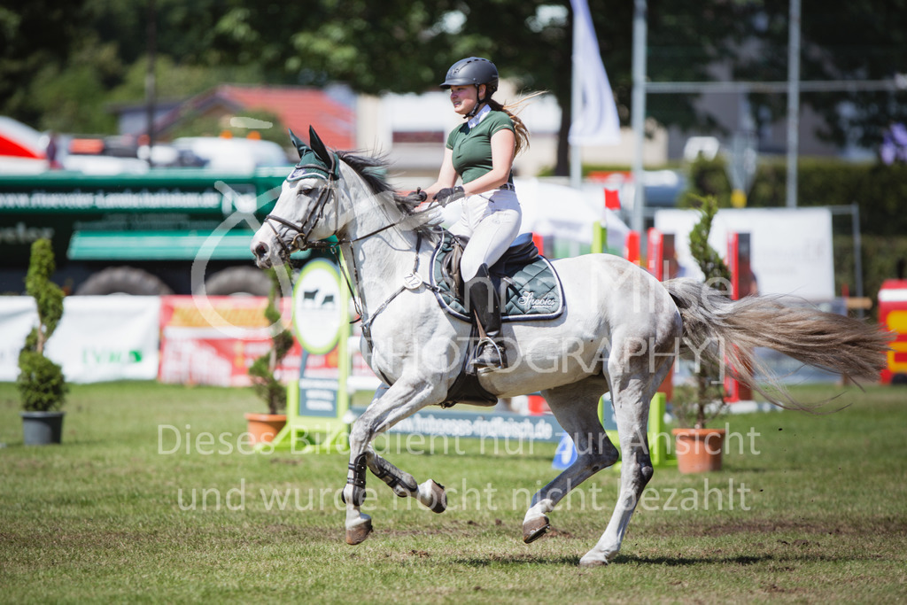 220717_LC_M1-Springen-602 | Deine schönsten Turniermomente als professionelle Fotos! Entdecke hochwertige Pferdesport-Fotografie im Online-Shop. Jetzt Fotos finden & bestellen!