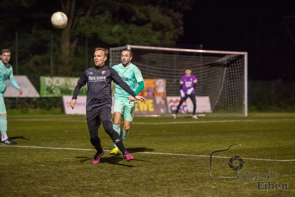 TuS Eversten-SVE Wiefelstede | Herren Kreisliga; TuS Eversten (grün)-SVE Wiefelstede (schwarz) am 03.11.2023; in Oldenburg (Sportanlage Maastricher Straße), Photo: Philip Eiben 2023 - Realisiert mit Pictrs.com