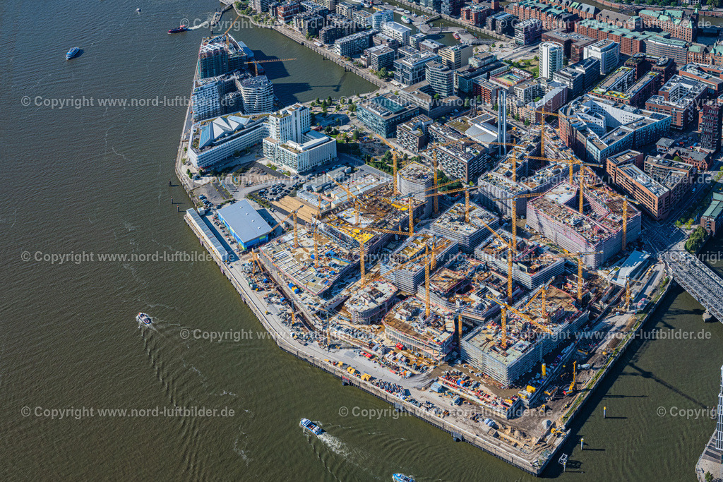 Hamburg_Hafencity_Baustelle_Sandtorkai_ELS_2712200922 | HAMBURG 20.09.2022 Baustelle zum Neubau des Gebäudekomplexes des Einkaufszentrum am Überseequartier am Chicagokai - Osakaallee im Bereich des ehemaligen Grasbrooks im Ortsteil Hafencity in Hamburg, Deutschland. Weiterführende Informationen bei: CHRISTIAN DE PORTZAMPARC,  Depenbrock Bau GmbH & Co. KG,  F + Z Baugesellschaft, Zweigniederlassung der Hecker Bau GmbH & Co. KG,  Stump-Franki Spezialtiefbau GmbH,  Unibail-Rodamco Germany GmbH,  Unibail-Rodamco ÜSQ Süd Quartiersmanagement GmbH. // Construction site for the new building complex of the shopping center at Ueberseequartier at Chicagokai - Osakaallee in the area of the former Grasbrooks in the Hafencity district in Hamburg, Germany. Further information at: CHRISTIAN DE PORTZAMPARC,  Depenbrock Bau GmbH & Co. KG,  F + Z Baugesellschaft, Zweigniederlassung der Hecker Bau GmbH & Co. KG,  Stump-Franki Spezialtiefbau GmbH,  Unibail-Rodamco Germany GmbH,  Unibail-Rodamco UeSQ Sued Quartiersmanagement GmbH. Foto: Martin Elsen