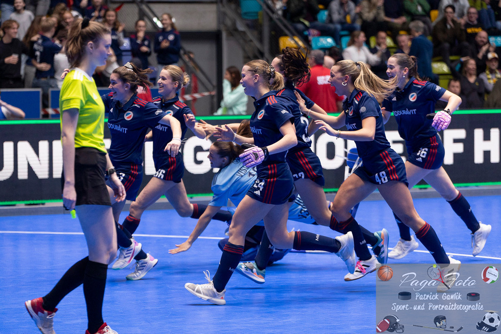 Volvo E.R.B. Final 4 Finale Frauen: Berliner HC - Mannheimer HC, 26.01.2025 | Linda Bens (Mannheimer HC #24) & Charlotte Hendrix (Mannheimer HC #48) & Alexine Matthysen (Mannheimer HC #16) & Carolin Seidel (Mannheimer HC #32) laufen zu ihrem Team um zu feiern, Berliner HC - Mannheimer HC, Frankfurt, Süwag Arena, 26.1.2025 - Realisiert mit Pictrs.com