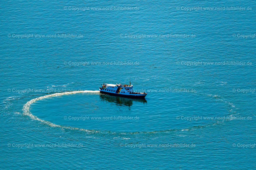 Ms_Hauke_Haien_Seebestattung_Halligreederei_ELS_8494130822 | WITTDüN AUF AMRUM 13.08.2022 Passagier- und Fahrgastschiff " Hauke Hain " der " Halligreederei " vor Wittdün auf Amrum bei einer Fahrt im Kreis zu Versenkung einer Urne zur Seebestattung im Bundesland Schleswig-Holstein, Deutschland. // Passenger ship "Hauke Hain" of the "Halligreederei" in front of Wittduen on Amrum during a trip in a circle to sink an urn for burial at sea in the state Schleswig-Holstein, Germany. Foto: Martin Elsen