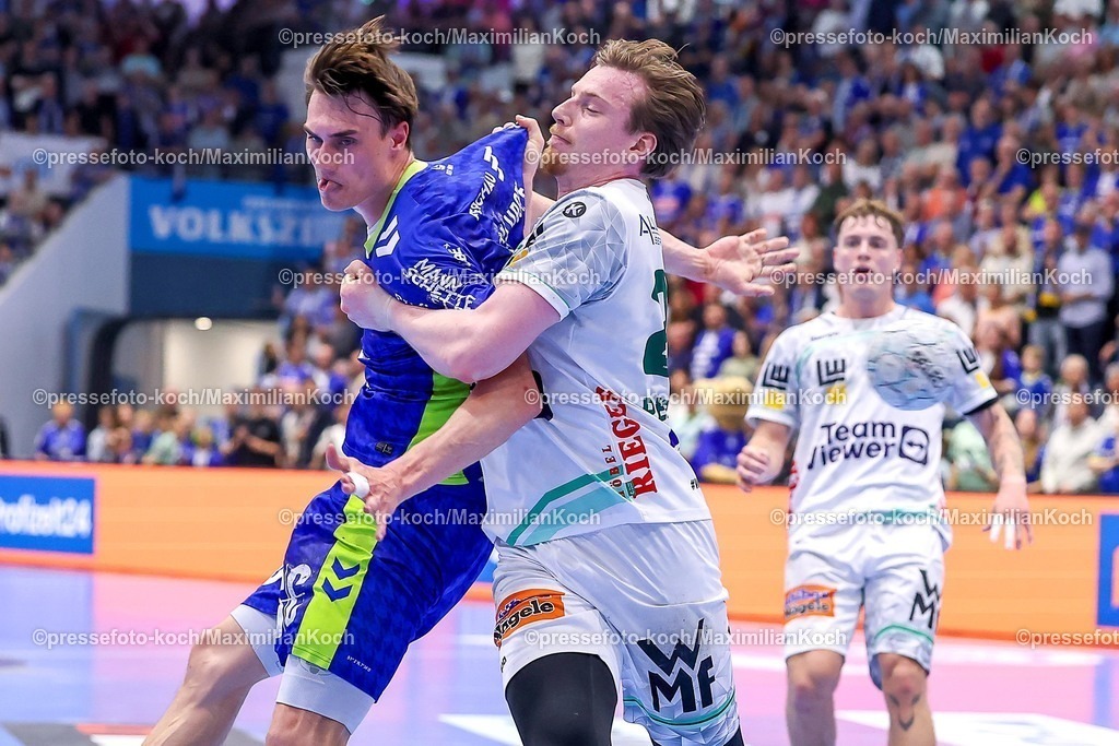 Gum30042601159 | 30.04.2026, Handball, 1. HBL, VfL Gummersbach - Frisch Auf! Göppingen, Saison 2025 / 2026 Herren, Schwalbe-Arena: Miro Schluroff (VfL Gummersbach #15) im Zweikampf gegen  Erik Persson (Frisch Auf Göppingen #22) 