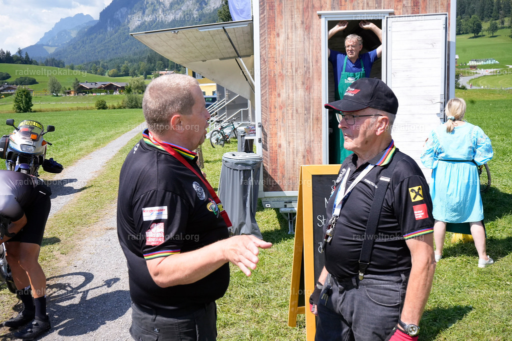 151_20230817_Bewerb_Maenner_Muehlanger | AUT - OESTERREICH, 2023-08-16: SPORT RENNRAD-FAHREN - 55. INTERNATIONALER RADWELTPOKAL IN ST. JOHANN IN TIROL  - Vintage-Radrennen mit WM-Bronze-Medaillen-Siegerin Christina Schweinberger, den Teilnehmer und Alexander Baumann (vom Orginastions-Team) - TAG 2 BEWERB MAENNER IN SECHS GRUPPEN  ; Foto: Roland Muehlanger