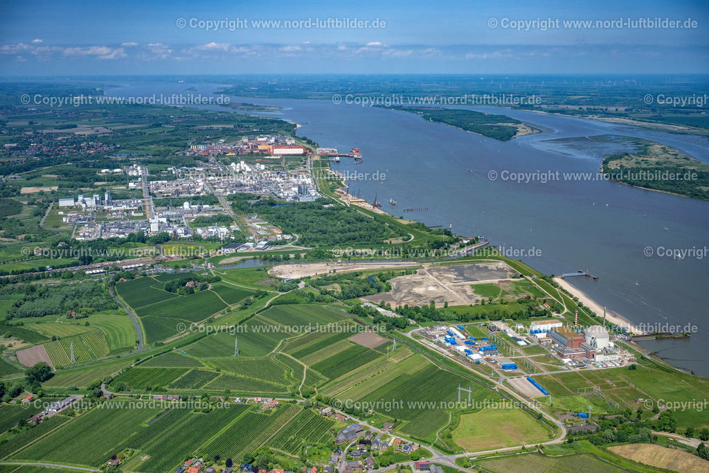 Stade_Dow_Olin_Akw_Stadesand_Bützfleth_ELS_8225280523 | STADE 28.05.2023 Uferbereiche entlang der Fluß- Mündung Schwinge in die Elbe bei Stade im Bundesland Niedersachsen, Deutschland. // Riparian areas along the river estuary Schwinge in the Elbe near Stade in the state Lower Saxony, Germany. Foto: Martin Elsen