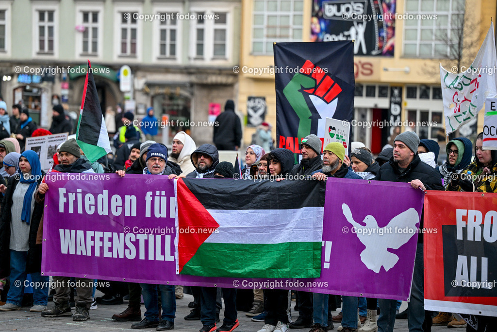 Demonstration Paleastina in Linz_ Pro Gaza_ 14.01.2024-60 | 14.01.2024, Linz, AUT, Demonstration, im Bild Palästina, Palaestina, Gaza, Demoteilnehmer, Teilnehmer, Kundgebung, Plakate, Fahnen, Polizei, Beamte, Polizeifahrzeuge, Einsatzkraefte, Israel, Krieg, Hamas, Geisel, Freiheit, Frieden