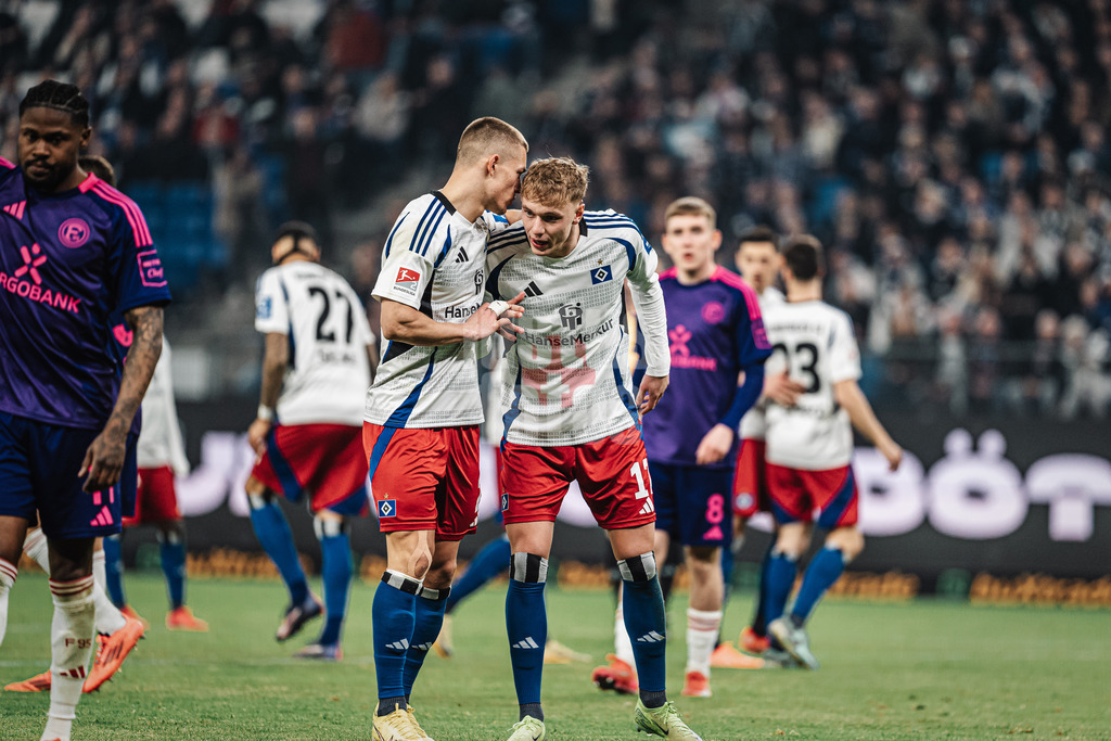 Fußball | Männer | Saison 2024/2025 | 2. Fußball-Bundesliga | 25. Spieltag | Hamburger SV vs. Fortuna Düsseldorf | 08.03.2025 | Miro Muheim (#28, HSV) links spricht sich ab mit Adam Karabec (#17, HSV) rechts