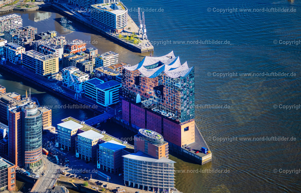 Hamburg_Elbphilharmonie_ELS_3426060425 | HAMBURG 06.04.2025 Elbphilharmonie am Ufer der Elbe in Hamburg. Das Konzerthaus- Gebäude im Stadtteil Hamburg-HafenCity befindet sich am Ufer der Elbe der Hansestadt. Weiterführende Informationen bei: BGT Bischoff Glastechnik AG,  Drees & Sommer SE,  Herzog & de Meuron,  IBB GmbH - Ingenieurbüro für Brandschutz von Bauarten,  Ingenieurbüro Dr. Siebert Büro für Bauwesen,  Quantum Immobilien AG,  ReGe Hamburg Projekt-Realisierungsgesellschaft mbH. // The Elbe Philharmonic Hall on the river bank of the Elbe in Hamburg. Further information at: BGT Bischoff Glastechnik AG,  Drees & Sommer SE,  Herzog & de Meuron,  IBB GmbH - Ingenieurbuero fuer Brandschutz von Bauarten,  Ingenieurbuero Dr. Siebert Buero fuer Bauwesen,  Quantum Immobilien AG,  ReGe Hamburg Projekt-Realisierungsgesellschaft mbH. Foto: Martin Elsen