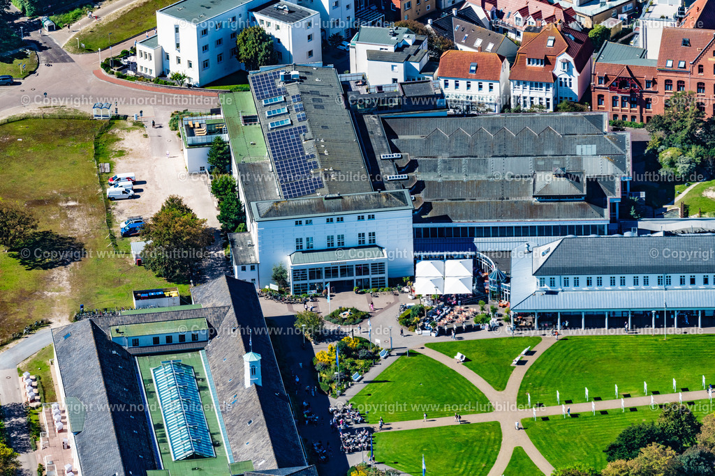 Norderney_Badehaus_Am_Kurplatz_ELS_7306050923 | NORDERNEY 05.09.2023 Schwimmbad Gebäude " Badehaus " am Kurpark in Norderney im Bundesland Niedersachsen, Deutschland. // Swimming pool building "Badehaus" at the Kurpark in Norderney in the state Lower Saxony, Germany. Foto: Martin Elsen