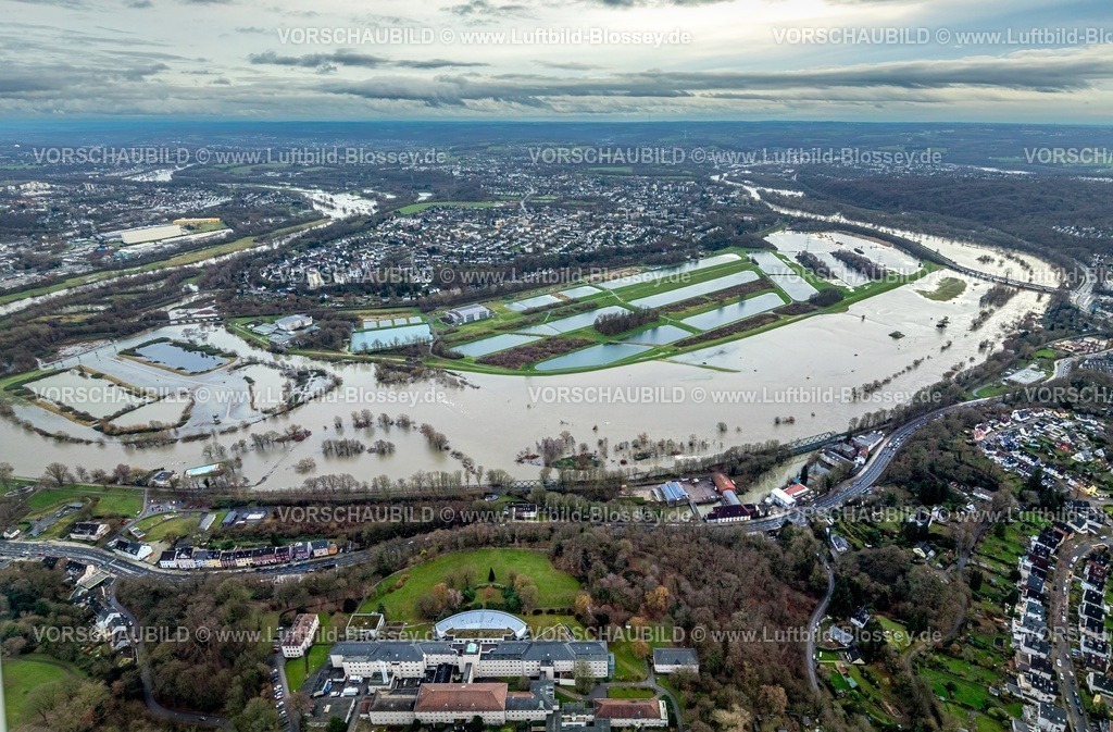 Essen231202611Ruhr-topaz | Luftbild, Ruhrhochwasser, Weihnachtshochwasser 2023, Fluss Ruhr tritt nach starken Regenfällen über die Ufer, Überschwemmungsgebiet Wassergewinnung Essen GmbH, Bäume im Wasser, Steele, Essen, Ruhrgebiet, Nordrhein-Westfalen, Deutschland
