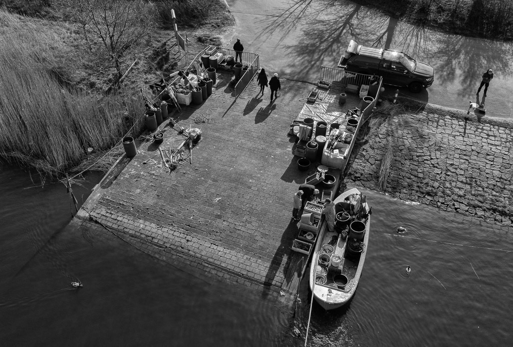 fischer-2020-046 | Matthias Nanz aus Schleswig ist einer der letzten Berufsfischer an der Schlei. Mit seinem Boot fährt er vom Liegeplatz in Missunde zu den Fanggründen in der Schlei. Im zeitigen Frühjahr werden vor allem Heringe gefangen. Ein Teil des Fangs geht direkt nach der Landung an Privatkunden. - Realisiert mit Pictrs.com