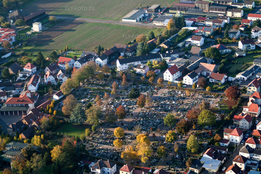 Luftbild: Friedhof in Herxheim bei Landau im Bundesland Rheinland-Pfalz in Deutschland. Foto: IMG_14424.jpg vom 25.10.2008 durch Werner Riehm/FLY-FOTO.de