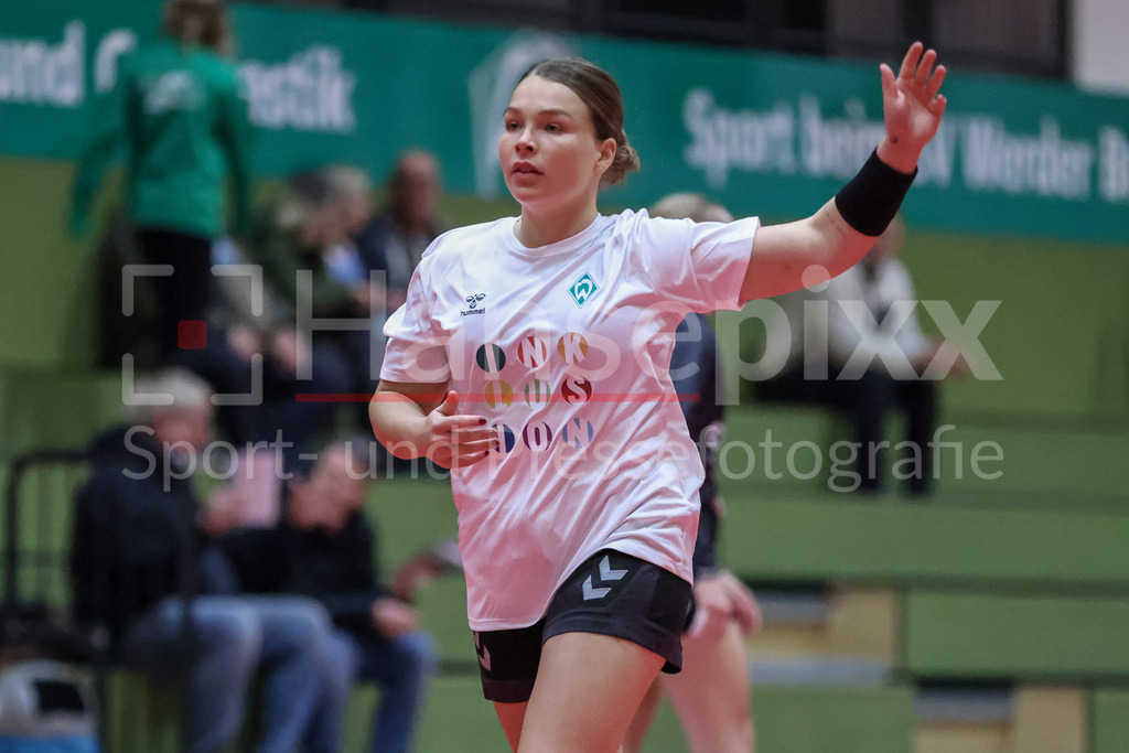 Handball, 2. Bundesliga Frauen, SV Werder Bremen - TG Nürtingen | v.li.: Madita Probst (SV Werder Bremen, 10) mit einem speziellen Aufwärmshirt zum Inklusionsspieltag, Sondershirt, mit der Aufschrift Inklusion