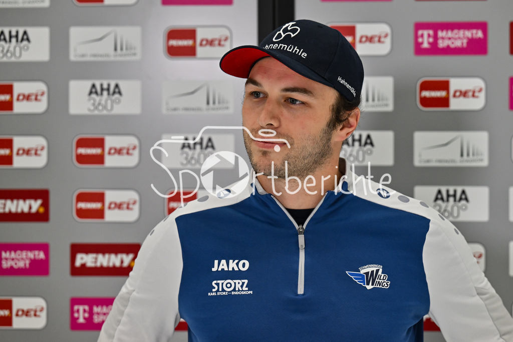 Augsburger Panther - Schwenninger Wild Wings | AUGSBURG, DEUTSCHLAND - 2. NOVEMBER: Danny O`REGAN (Schwenninger Wild Wings 11) beim Interview mit MagentaSport vor dem Ligaspiel zwischen den Augsburger Panthern und den Schwenninger Wild Wings am 17. Spieltag der Penny DEL im Curt Frenzel Stadion am 02.11.2025