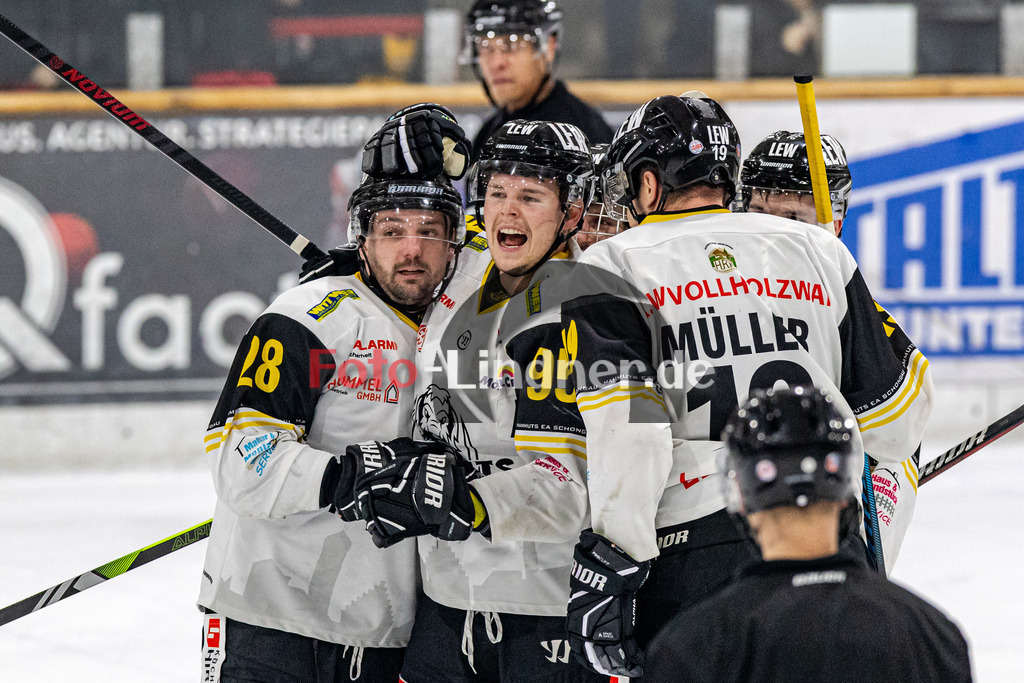TSV Peißenberg Miners vs EA Schongau Mammuts | Eishockey Bayernliga 2023/2024, TSV Peißenberg Miners vs EA Schongau Mammuts, 20231215,
Siegerjubel EA Schongau,
2023-12-15 in Peißenberg (Eisstadion)
28 Marius KLEIN (Mammuts 28), 95 Florian HÖFLER (Mammuts 95), 19 Matthias MÜLLER (Mammuts 19), 84 Tim MÜHLEGGER (Mammuts 84)
Copyright: WolfgangxLindner foto-lindner.de