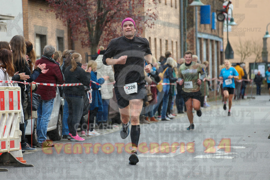221127_1212_EX1_2079 | Sportfotografie im Rhein-Sieg Kreis, Köln, Bonn, NRW, Rheinland Pfalz, Hessen, etc. Unser Tätigkeitsfeld umfasst den Laufsport vom Volkslauf über den Marathon, Duathlon, Triathon bis zum Ultralauf wie Kölnpfad Ultra oder Schindertrail.
