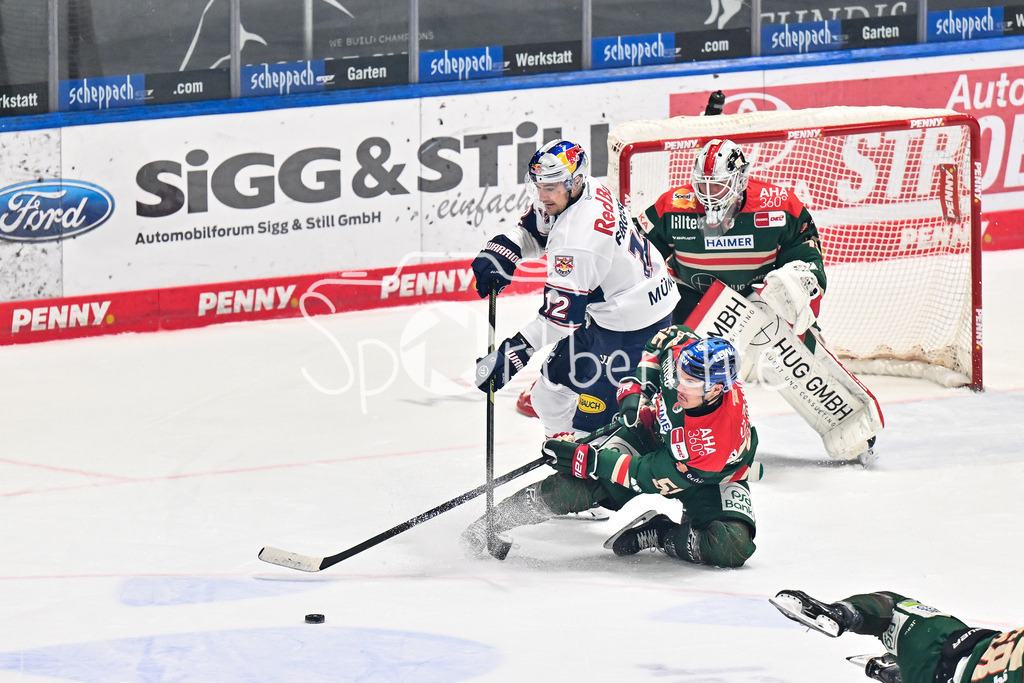 Augsburger Panther - EHC RB München | AUGSBURG, DEUTSCHLAND - 27. FEBRUAR: im Duell Brady FERGUSON (RB München 12) und Ryan BUTTON (Augsburger Panther 55) während dem Match zwischen den Augsburger Panthern und dem EHC RB München am 46. Spieltag der Penny DEL im Curt Frenzel Stadion