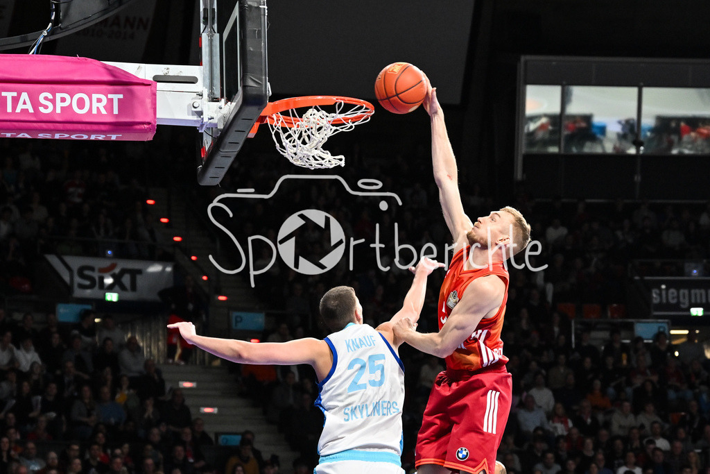 FC Bayern München - Skyliners Frankfurt | MUNICH, GERMANY - 17. FEBRUARY: im Duell Jacob KNAUF (Skyliners Frankfurt 25) und Niels GIFFEY (FC Bayern Basketball 5) während dem Spiel zwischen dem FC Bayern München und den Skyliners Frankfurt am 21. Spieltag der easyCredit BBL im BMW Park / DUNK