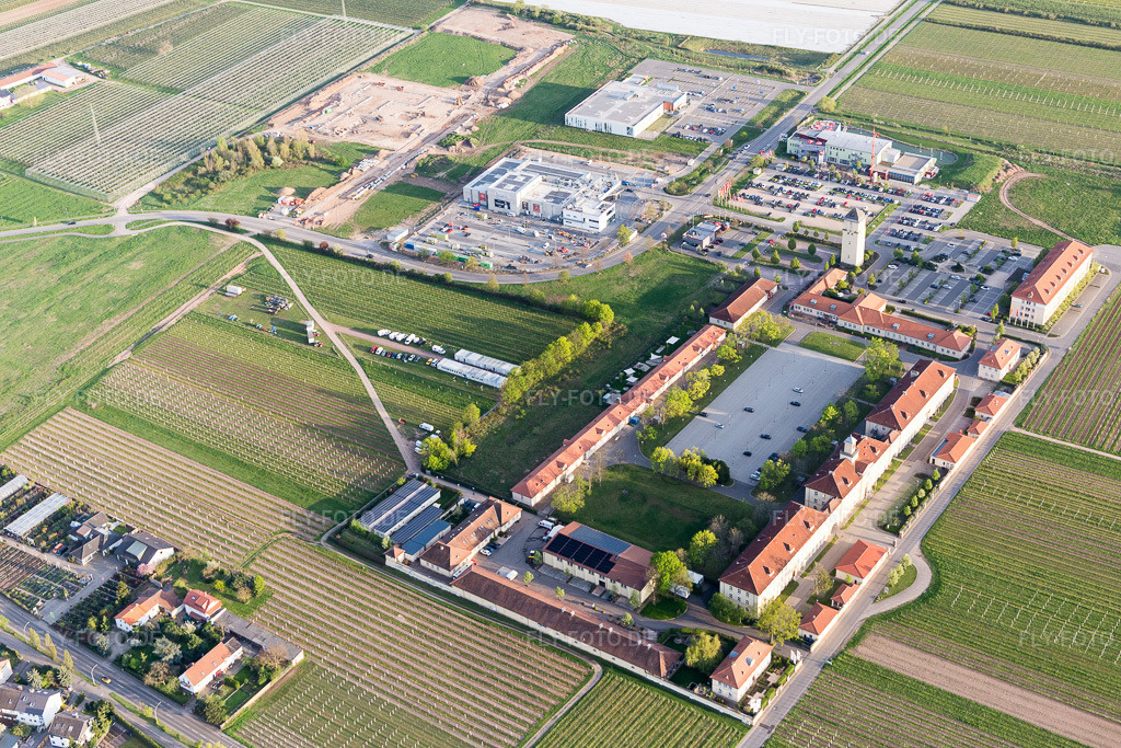 Luftbild: Le Quartier Hornbach in Neustadt an der Weinstraße im Bundesland Rheinland-Pfalz in Deutschland. Foto: IMG_106618.jpg vom 17.04.2018 durch Werner Riehm/FLY-FOTO.de