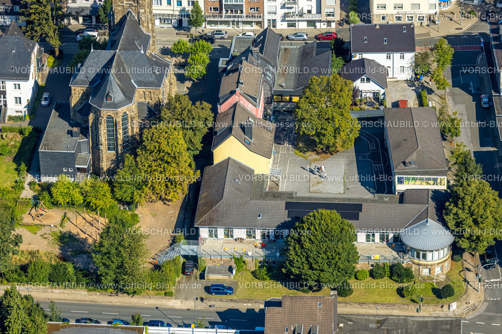 Heiligenhaus240813060 | Luftbild, kath. Kirche St. Suitbertus, Sankt Suitbertus kath. Grundschule mit Rundturm Wülfrather Straße, Leubeck, Heiligenhaus, Ruhrgebiet, Nordrhein-Westfalen, Deutschland