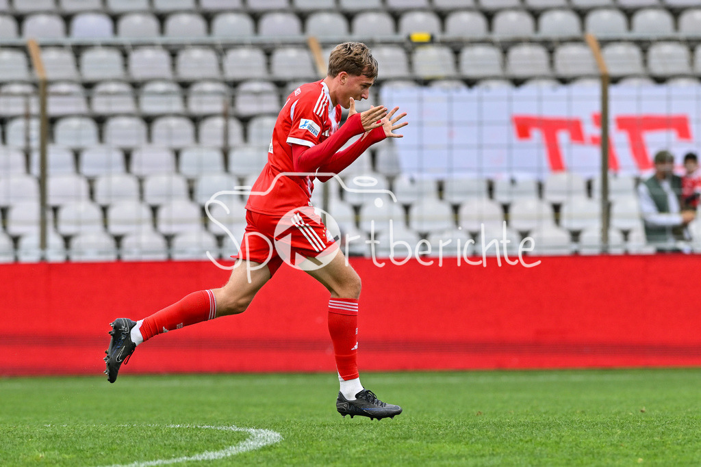 FC Bayern Amateure - FC Würzburger Kickers | Jubel der Bayern nach dem Treffer zum 1-3 durch Artur DEGRAF (FC Bayern Muenchen II 21) / Tor / Torschuetze / Freude / Happy / Regionalliga Bayern: FC Bayern Amateure - FC Würzburger Kickers; Grünwalder Stadion am 27.09.2025