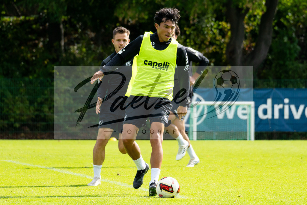 20260909_TRAOSN_0151 | Fußball, Herren: Jonathan Gomez (VfL Osnabrück) in Aktion, am Ball, Einzelaktion beim Training des VfL Osnabrück am 09.09.2026 im Sportpark Illoshöhe in Osnabrück, Deutschland.(Foto von Nico Paetzel) - Realisiert mit Pictrs.com