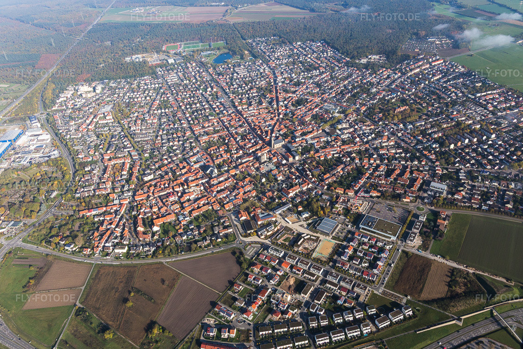 Luftbild: Ortsansicht der Straßen und Häuser der Wohngebiete in Walldorf im Bundesland Baden-Württemberg in Deutschland. Foto: IMG_104123.jpg vom 31.10.2017 durch Werner Riehm/FLY-FOTO.de