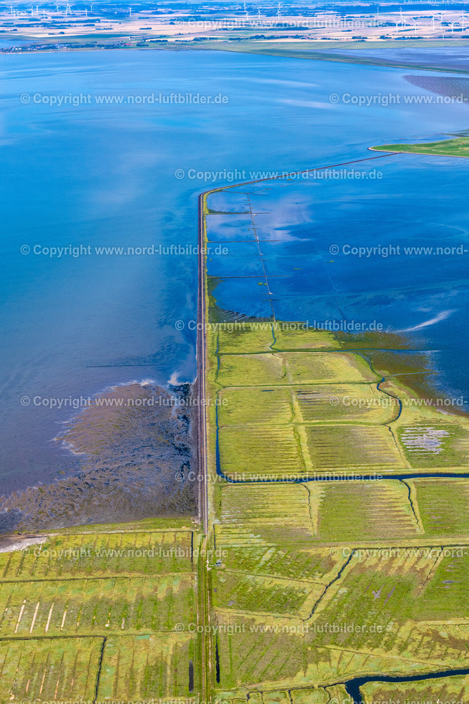 Langeness_Lorenbahn_Olang_ELS_0146130822 | LANGENEß 13.08.2022 Grasflächen- Strukturen einer Hallig- Landschaft auf der Hallig Langeneß mit der Lorenbahn nach Olang Nordfriesland im Bundesland Schleswig-Holstein, Deutschland. Weiterführende Informationen bei: Ge-mein-de Lan-ge-neß. // Grassy structures of a Hallig landscape on the Hallig Langeness with the Lorenbahn to Olang North Friesland in the state Schleswig-Holstein, Germany. Further information at: Ge-mein-de Lan-ge-ness. Foto: Martin Elsen