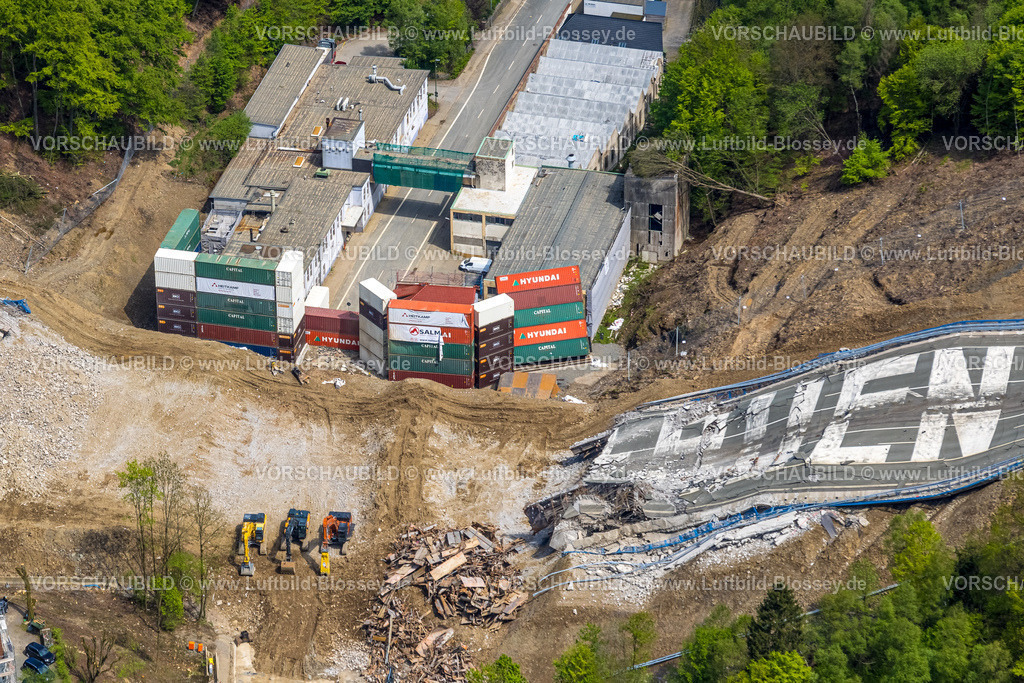 Luedenscheid230501355Rahmedebruecke-2 | Luftbild, gesprengte Autobahnbrücke Rahmede bei Lüdenscheid, Aufräumarbeiten und Schadensermittlung, Lüdenscheid, Sauerland, Nordrhein-Westfalen, Deutschland