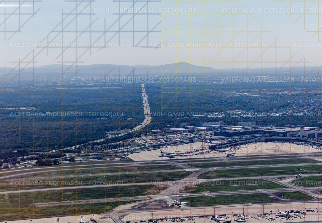 R3B_0217_wa_fra_fra_skyline_wa_finish | Der Blick aus dem Privatflugzeug öffnet den Raum über dem Frankfurt Airport. Start- und Landebahnen zeichnen klare Linien in die Landschaft, Flugzeuge wirken wie bewegte Gedanken. Ein Moment zwischen Aufbruch und Ankommen – ruhig, kraftvoll, voller Weite. Frankfurt zeigt sich hier als globales Zentrum aus der Perspektive der Freiheit.
 - Realisiert mit Pictrs.com