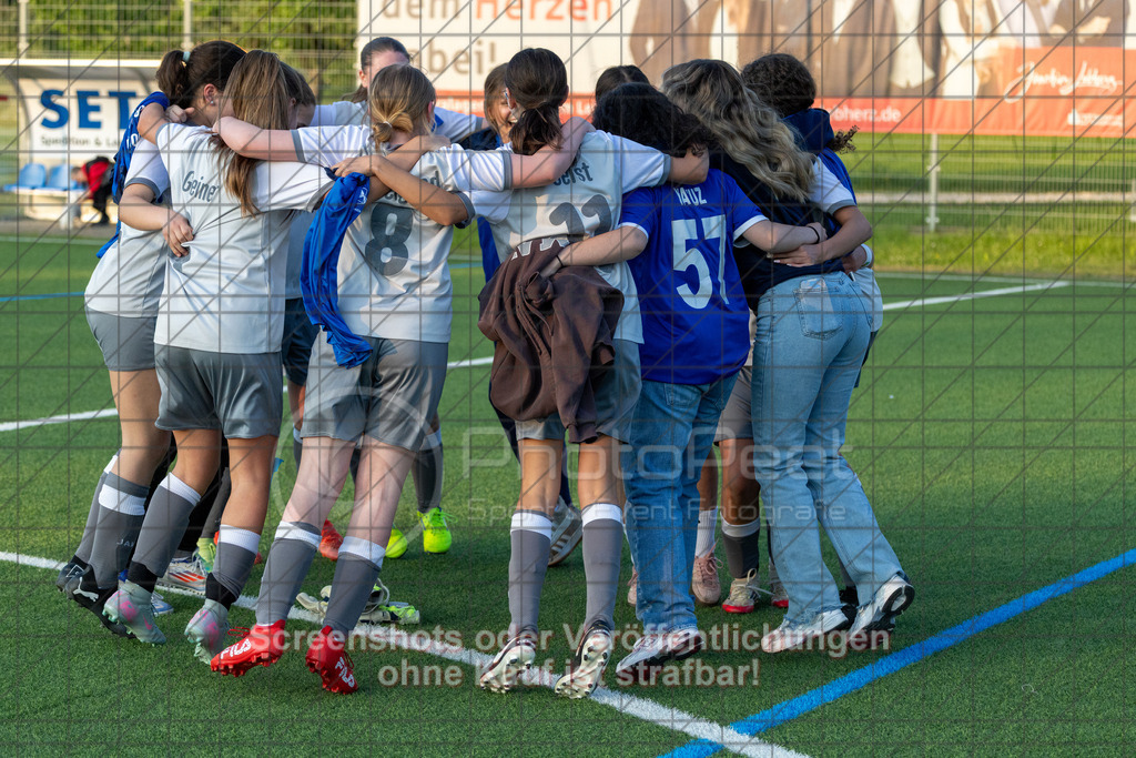 20260508_195636_0509_(c)_by_PhotoPeet | #,TSV Eschenbach (hell) vs. TSV Weilheim (rot), Fußball, C-Juniorinnen Kreisstaffel 2, Bezirk Neckar/Fils, 07.Spieltag,  Saison 2025/2026, Kunstrasenplatz, Schlater Straße, 73107 Eschenbach, 08.05.2026 - 18:30 Uhr,Foto: PhotoPeet / Sport- &amp; Eventfotografie / Peter Harich