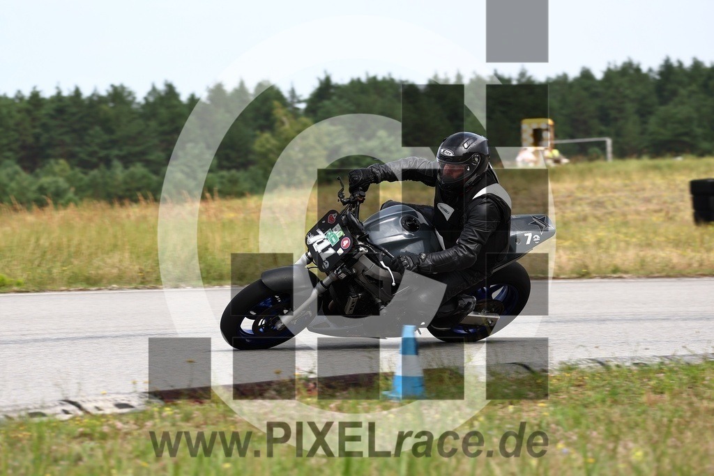 0711-PXR60806 | Schöne Erinnerungen an spannende Momente - das festzuhalten ist unser Job. PIXELrace.de ist seit 2003 auf den Rennstrecken Europas unterwegs um die Action draußen beim Fahren und die wunderbare Stimmung imm Fahrerlager für euch einzufangen.