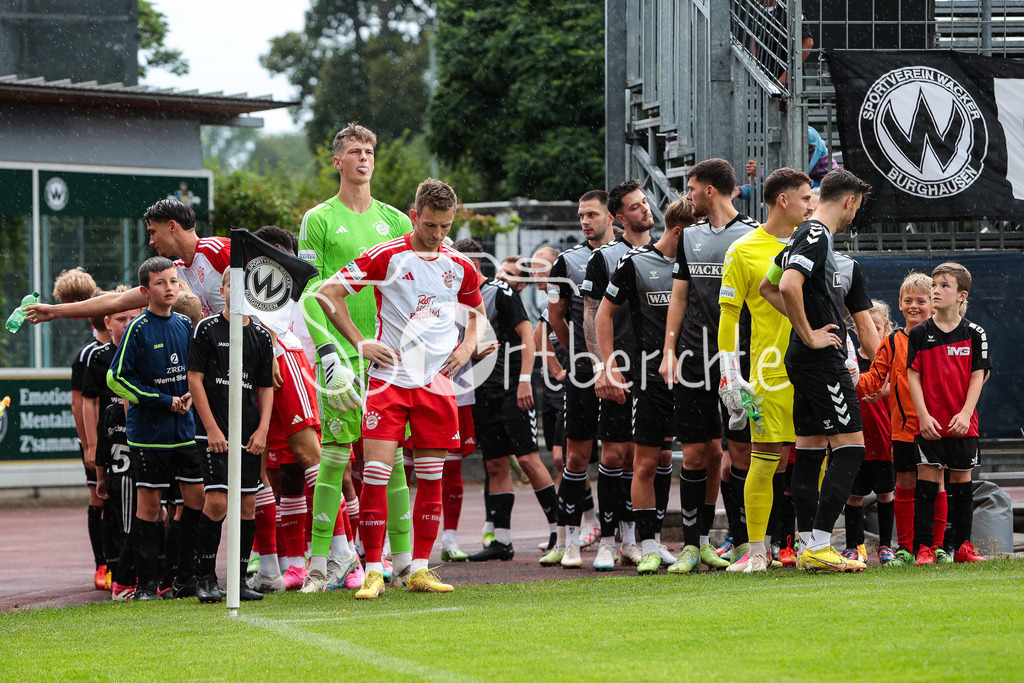 SV Wacker Burghausen - FC Bayern Amateure | Die beiden Mannschaften stehen zum Einlauf bereit / Regen / Burghausen