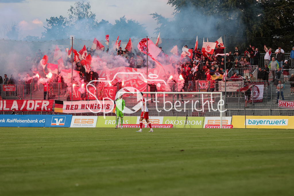 SV Wacker Burghausen - FC Bayern Amateure | Die mitgereiten Fans aus muenchen zuenden zu beginn der zweiten Halbzeit Pyrotechnik im Gaesteblock / Ultras / Pyro